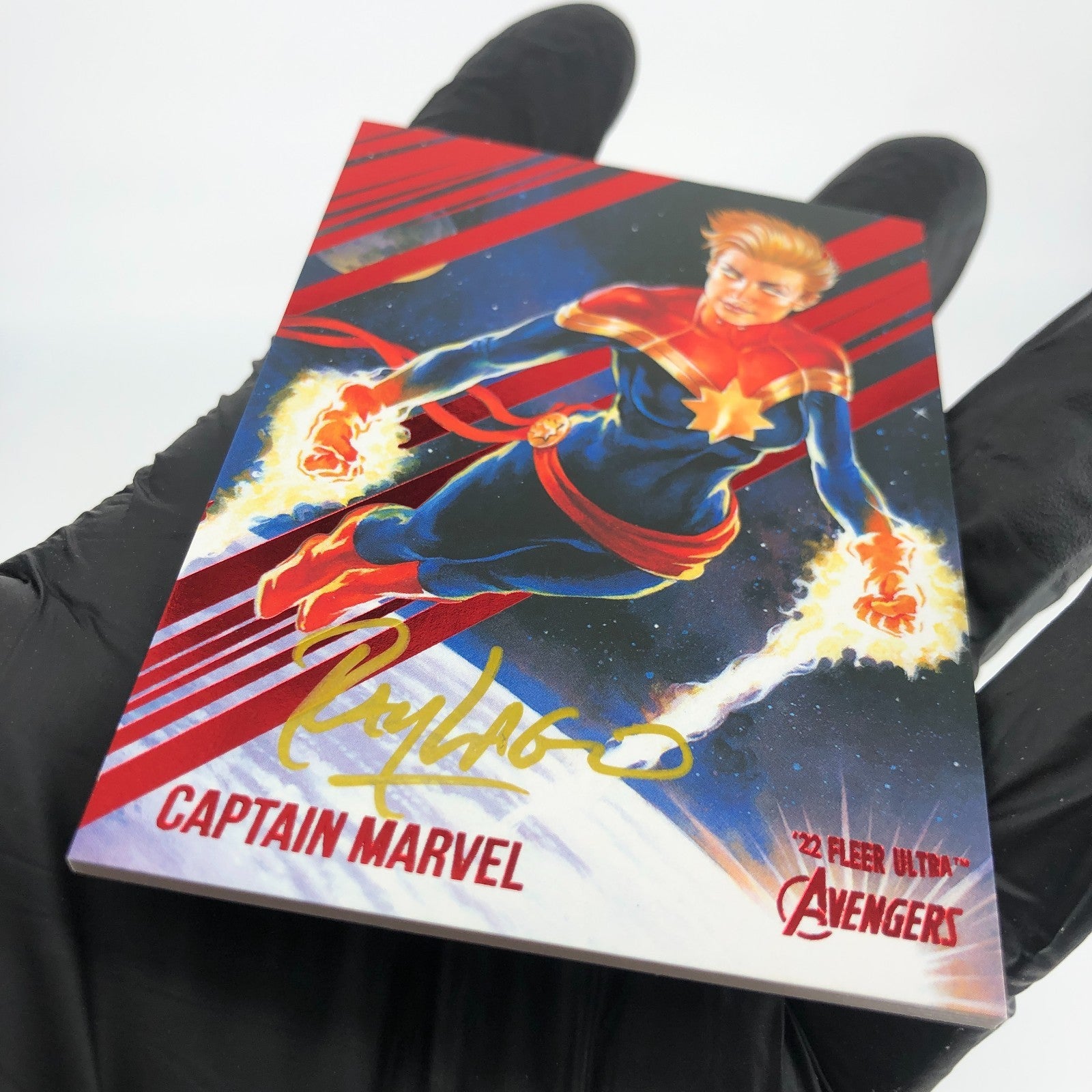 Marvel Card Captain 13 Signed Red /63 Fleer Upper Deck Ultra Avengers 2022 [NM.]
