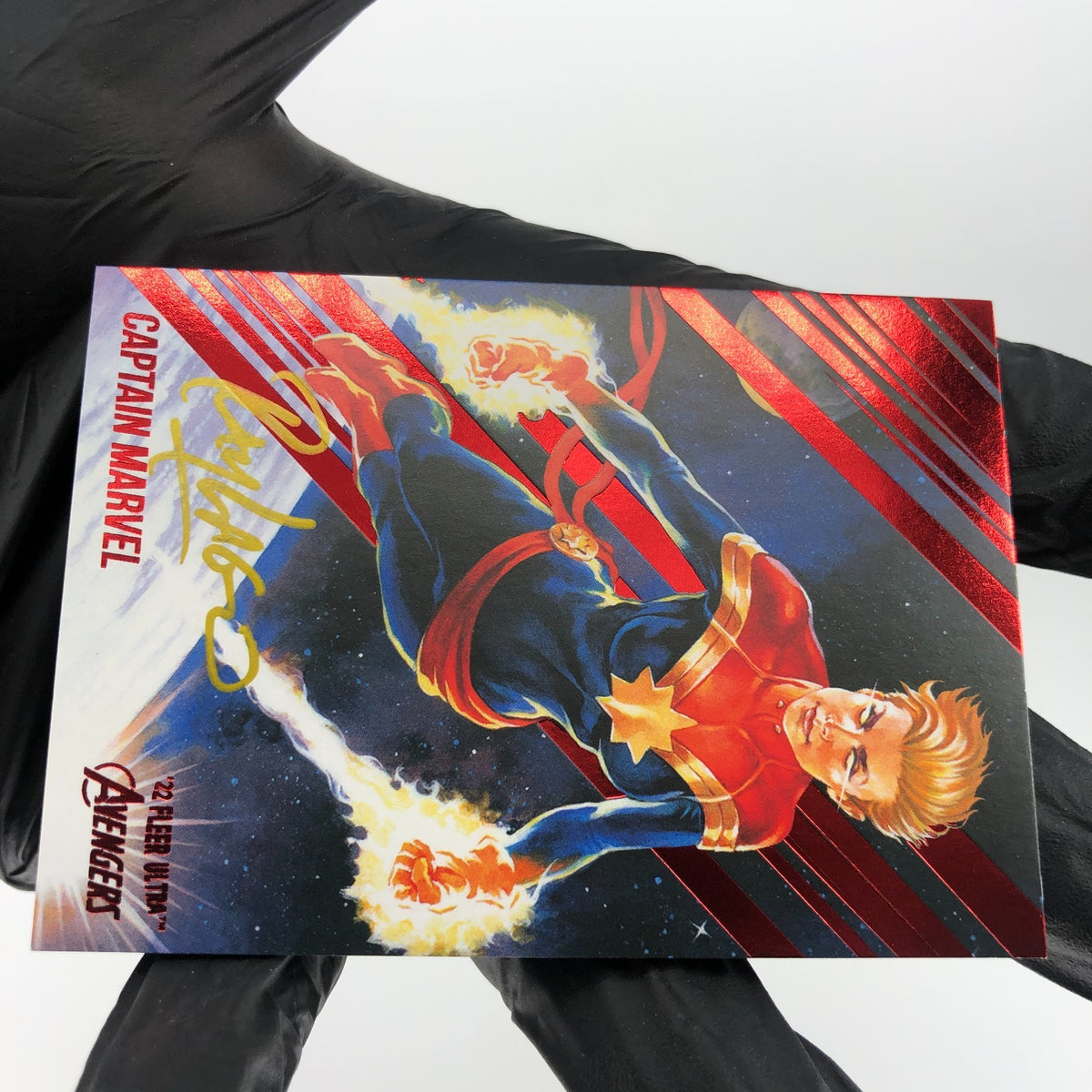 Marvel Card Captain 13 Signed Red /63 Fleer Upper Deck Ultra Avengers 2022 [NM.]