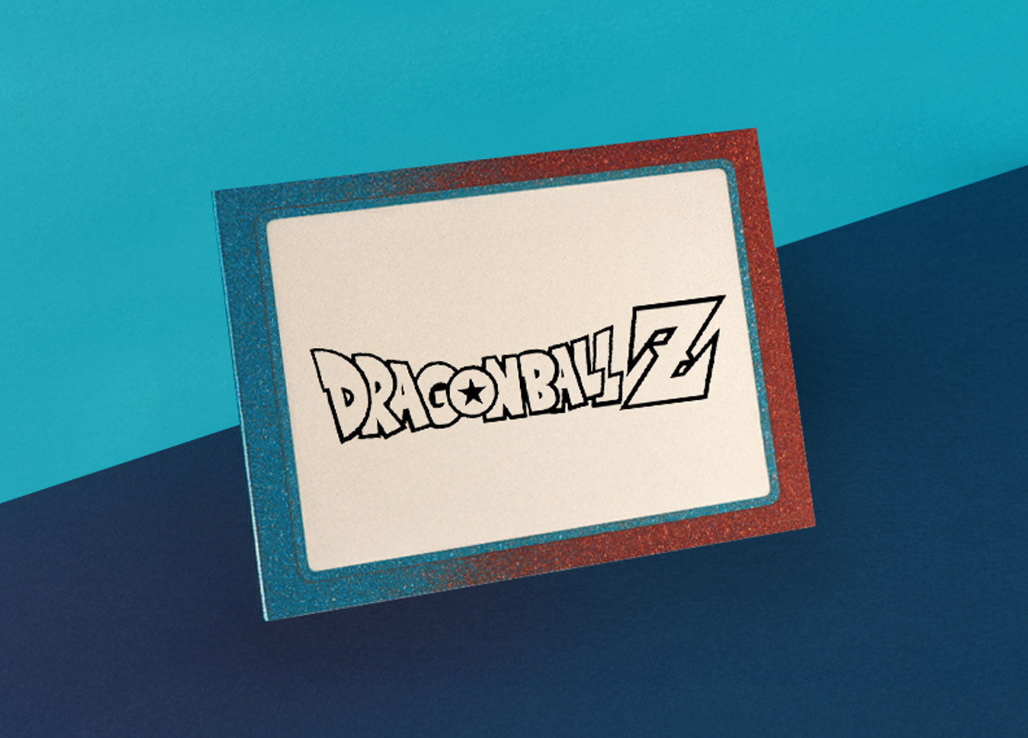 Madgems Dragonball Sammelkarten. Auf einem Blauen Papierhintergrund steht eine Karte mit Glitzerrand. Sie ist Symbolisch für die Kategorie