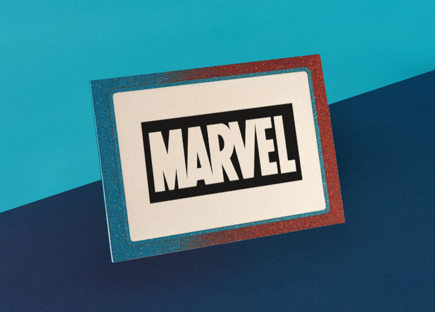 Madgems Marvel Sammelkarten.
Auf einem Blauen Papierhintergrund steht eine Karte mit Glitzerrand. Sie ist Symbolisch für die Kategorie