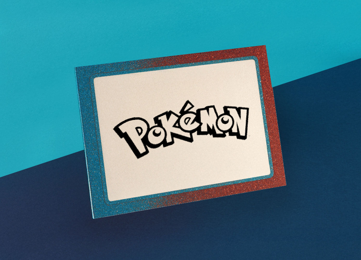 Madgems Pokemon Sammelkarten. Auf einem Blauen Papierhintergrund steht eine Karte mit Glitzerrand. Sie ist Symbolisch für die Kategorie