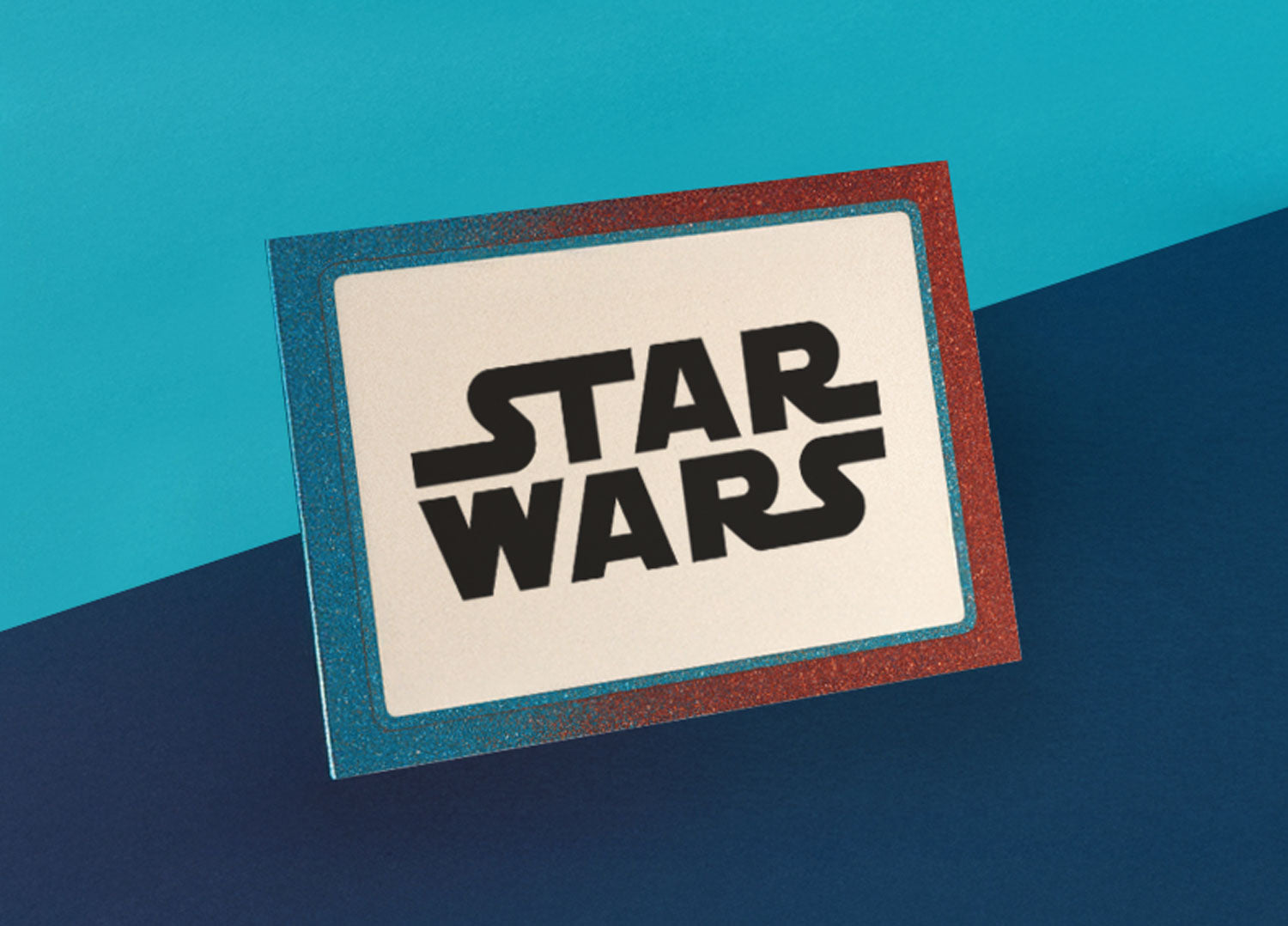 Madgems Star Wars Sammelkarten. Auf einem Blauen Papierhintergrund steht eine Karte mit Glitzerrand. Sie ist Symbolisch für die Kategorie