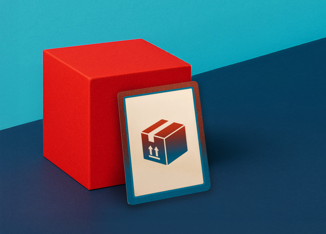 Ein Bild einer Sammelkarte mit einem Versandlogo steht an einem roten Kasten auf dunkelblauem Untergrund vor hellblauem Hintergrund.